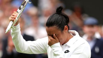 Ons Jabeur caiu no choro após a sua derrota em Wimbledon 2023 para Vondrousova - GettyImages