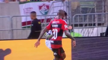As polêmicas seguiram no clássico entre Fluminense e Flamengo; bola bateu na mão do volante rubro-negro - Reprodução