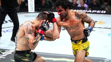 Alexandre Pantoja golpeia Brandon Moreno no UFC 290 - Foto: Chris Unger/Zuffa LLC via Getty Images