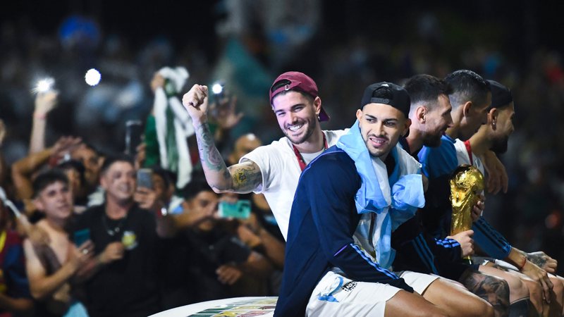 Al Ahli faz proposta milionária para conseguir contar com meio-campista argentino campeão do mundo; craque pode jogar ao lado de Mahrez, Firmino, Saint-Maximin e outros - GettyImages