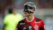 Escalado como titular para Flamengo x Grêmio, lateral-direito Varela aparece usando máscara após fraturar o nariz durante briga com volante Gerson - GettyImages