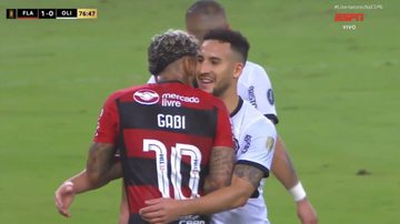 Gabigol dá beijo/'cheiro' no pescoço do adversário na Libertadores - Transmissão/ESPN