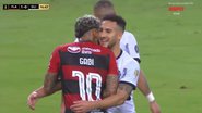 Gabigol dá beijo/'cheiro' no pescoço do adversário na Libertadores - Transmissão/ESPN