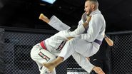 Lutas de jiu-jitsu acontecem dentro do cage de MMA - Divulgação/Imortal BJJ Pro