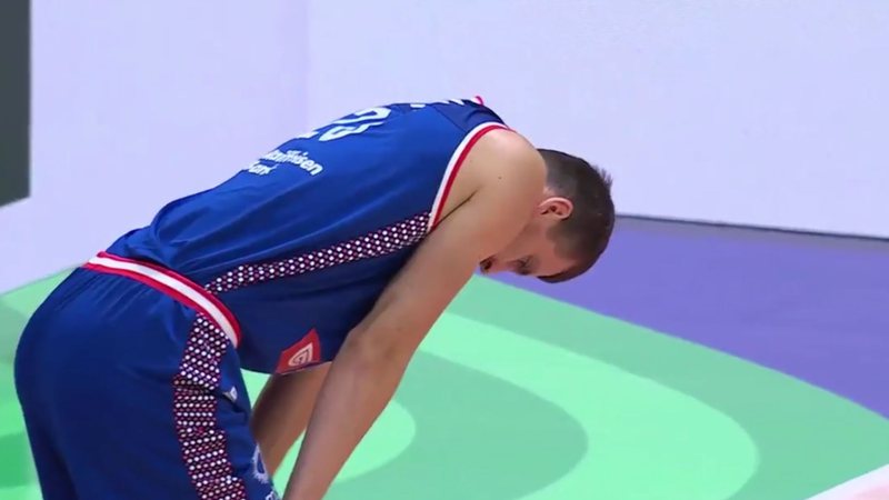 Boriša Simanić acabou levando a pior com a camisa da Sérvia - Reprodução / Twitter
