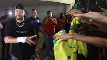 Neymar chegou ao Brasil com uma proteção na mão direita - Vítor Silva / CBF / Flickr