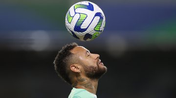Neymar recebe atendimento médico durante treino da Seleção Brasileira - Vitor Silva / CBF