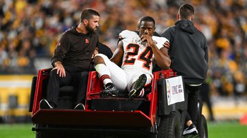 Nick Chubb deixa a partida Steelers x Browns na NFL 2023/2024 - Getty Images