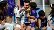 Messi com o filho Mateo após conquistar a Copa do Mundo de 2022 - Foto: Getty Images