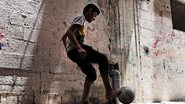 Menino joga bola na região de Gaza em 2018 - Getty Images