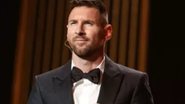 Messi recebe prêmio de melhor jogador do mundo durante a Bola de Ouro de 2023 - Imagem: Pascal Le Segretain/Getty Images