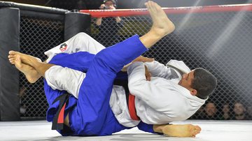 Lutas acontecem dentro de um cage de MMA - Divulgação/Imortal BJJ Pro