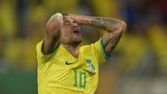 Neymar deixou o campo chorando após torcer o joelho esquerdo - Getty Images