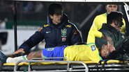 Neymar saiu de campo chorando após torcer o joelho - Getty Images