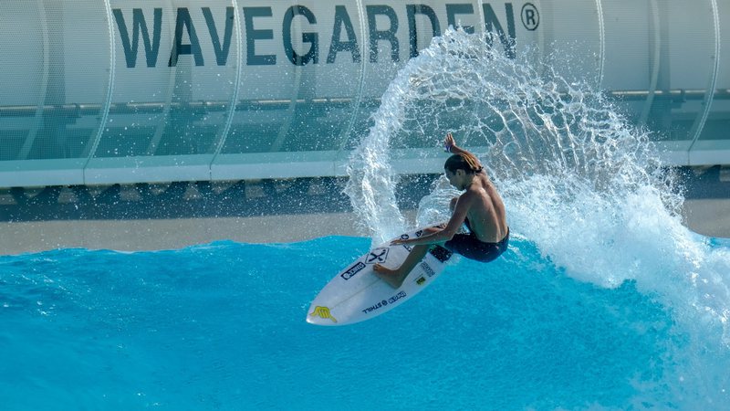 Vini Palma realiza treinamento de habilidade em piscina de onda artificial - Divulgação
