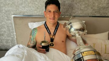 Cano posta foto com taça da Libertadores na cama - Reprodução Instagram