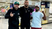 Dedé e Bisão viajaram acompanhados do lutador do UFC Vitor Petrino (ao centro) - Divulgação