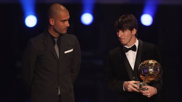 Pep Guardiola ao lado de Lionel Messi durante cerimonia da bola de ouro 2012 - Foto: Getty Images
