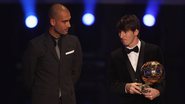 Pep Guardiola ao lado de Lionel Messi durante cerimonia da bola de ouro 2012 - Foto: Getty Images