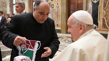 Padre Omar presenteia Papa Francisco com flâmula do Fluminense - Foto: Divulgação/Vaticano