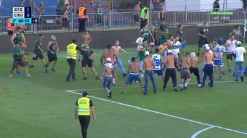 Coritiba x Cruzeiro: torcedores invadem campo e protagonizam pancadaria - Transmissão/ Premiere