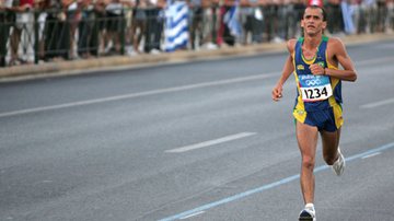 Vanderlei Cordeiro durante a maratona olímpica em Atenas, em 2004 - gettyimages