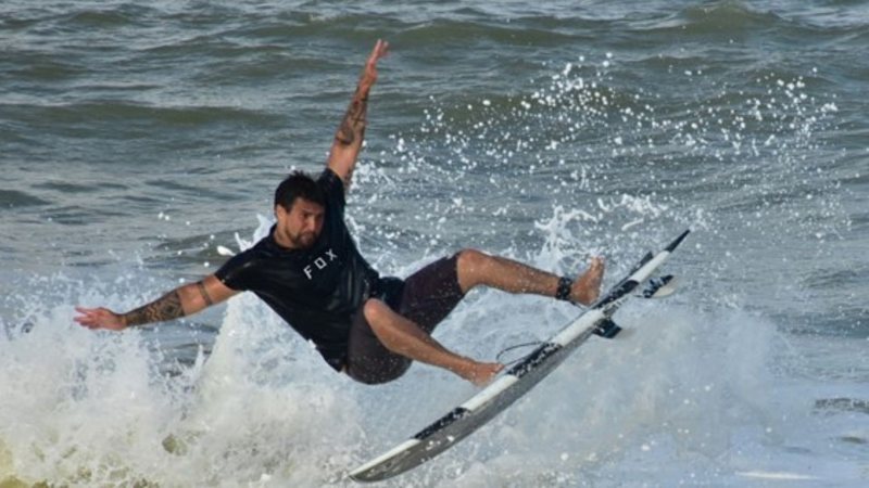 Surfista brasileiro André Pássaro volta ao Havaí em busca de ondas gigantes - Divulgação