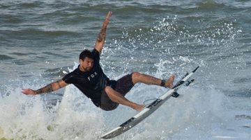 Surfista brasileiro André Pássaro volta ao Havaí em busca de ondas gigantes - Divulgação
