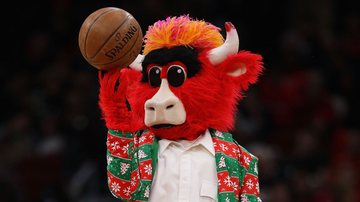 Benny, mascote do Chicago Bulls vestido para o Natal - Getty Images