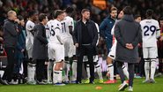 Jogador cai desacordado e partida da Premier League é suspensa - Getty Images