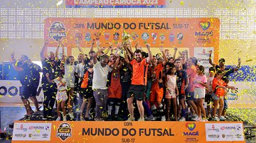 Magé Futsal levantou a taça - Christian Rizzi e Gilson Jr