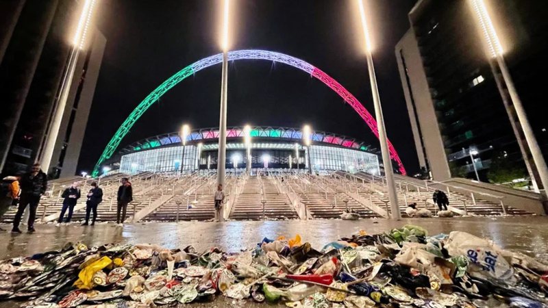 O lixo produzido no estádio de Wembley, após a final da Eurocopa entre Itália e Inglaterra, em 2021 - Foto: reprodução/ Getty Images