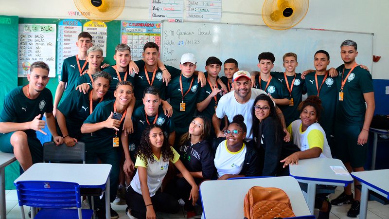 Time do Palmeiras bateu papo com alunos da rede municipal - Divulgação
