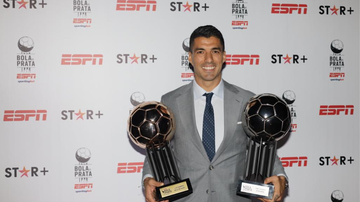Suárez com as premiações conquistadas no Bola de Prata - Foto: Divulgação/Bola de Prata