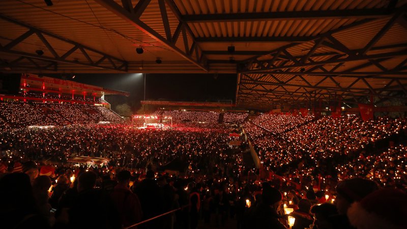 Der Verein in Deutschland füllt das Stadion, um Weihnachten zu feiern;  sehen