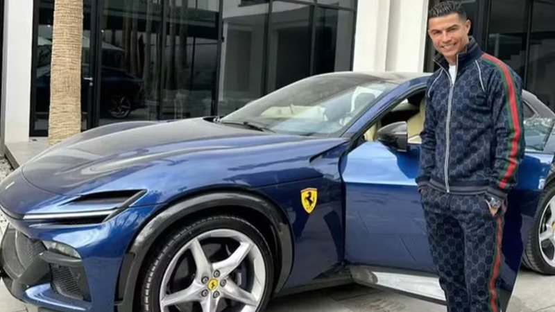 Cristiano Ronaldo ao lado de seu novo carro de luxo - Foto: Divulgação Instagram CR7