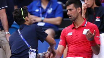 Novak Djokovic recebendo tratamento - Foto: reprodução/ Paul Kane/Getty Images