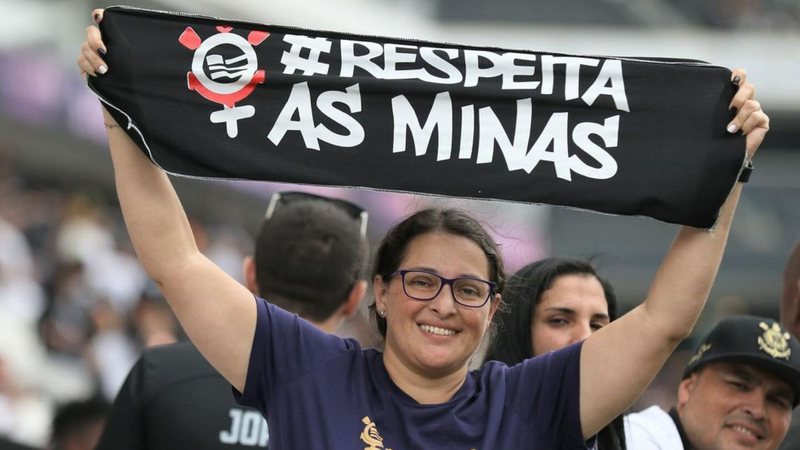 Torcedora do Corinthians com a faixa #RespeitaAsMinas - José Manoel Idalgo/Corinthians
