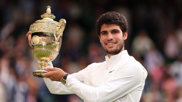 Carlos Alcaraz vencendo Wimbledon - Getty Images