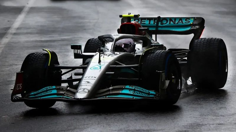 Hamilton acredita em desempenho melhor na chuva - Divulgação Mercedes F1