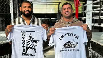 Luan Miau e Cristiano Marcello com as camisas da CMSystem - Divulgação