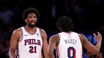 Tyrese Maxey e Joel Embiid - Getty Images
