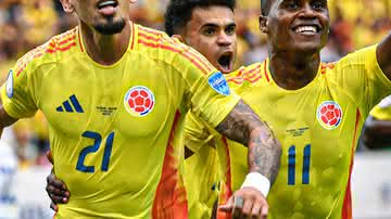 Jogadores colombianos comemoram vitória diante o Paraguai - FCF