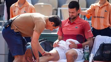 Novak Djokovic tratando o seu joelho em Roland Garros - Getty Images
