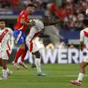 Isla e Advíncula disputam a bola em partida entre Chile e Peru na Copa América - Carlos Parra - Comunicaciones FFCH