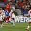 Isla e Advíncula disputam a bola em partida entre Chile e Peru na Copa América
