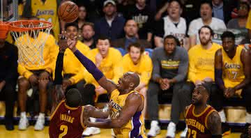 Kobe e Irving foram rivais quando o armador jogava pelo Cleveland Cavaliers - Getty Images