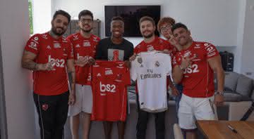 Vinícius Jr e equipe de e-Sports do Flamengo - Reprodução Flamengo e-Sports