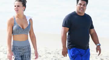 Assis e a esposa, Bruna Cramer, caminhando na praia da Barra da Tijuca, RJ - Dilson Silva