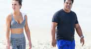 Assis e a esposa, Bruna Cramer, caminhando na praia da Barra da Tijuca, RJ - Dilson Silva